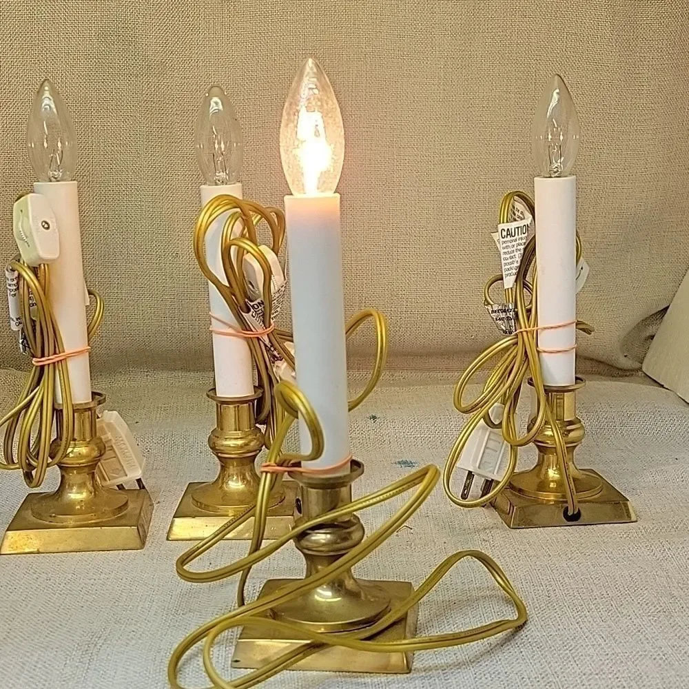 LOT OF 4 ELECTIC BRASS BASE 7” CANDELSTICKS WITH SWITCH AND BULBS. Set‎ 2